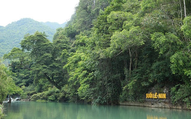 Khung cảnh thiên nhiên hoang sơ, hùng vĩ của suối Lê Nin