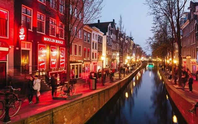 Đi du lịch Hà Lan, ngắm kênh đào Amsterdam lãng mạn & đầy mê hoặc